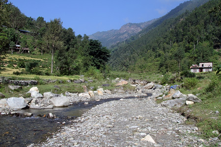 尼泊尔的山河和绿色丘图片