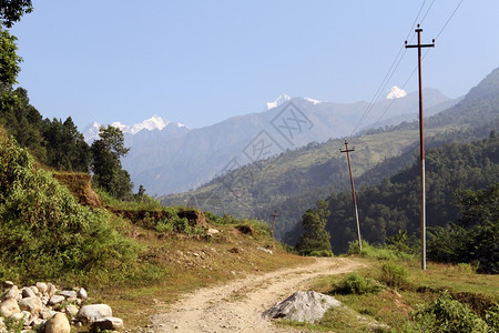 尼泊尔有坡和山丘的泥土路图片