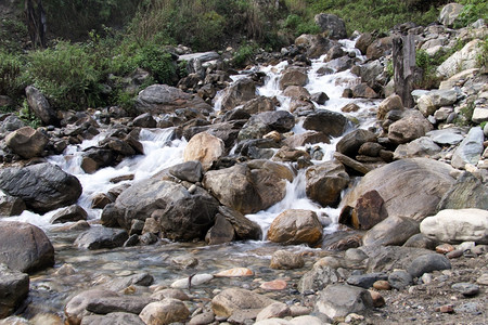 尼泊尔大石头和山河图片