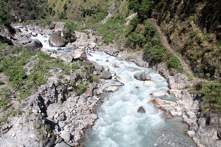 尼泊尔山河附近的足道图片
