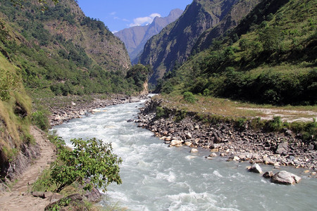 尼泊尔Manaslu附近山脚和河图片