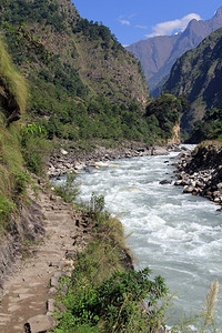 尼泊尔山河附近的洛基人行道图片