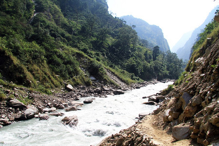 尼泊尔山中靠近河流的足道图片
