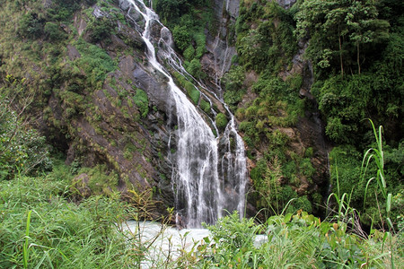 尼泊尔山中瀑布和河流图片