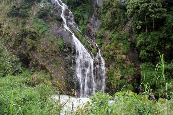 尼泊尔山中瀑布和河流图片