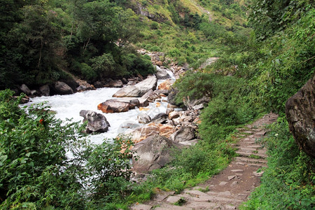 尼泊尔的洛基人行道和山河图片