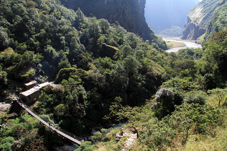 尼泊尔的悬吊桥和山区河流图片