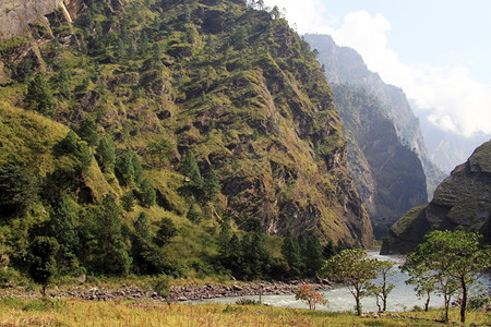 尼泊尔Manaslu附近山区河图片