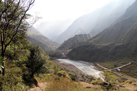 尼泊尔山区的河流和悬吊桥图片