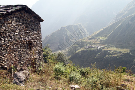 尼泊尔山上的老房子图片