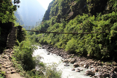 尼泊尔山上的步骤和吊桥图片
