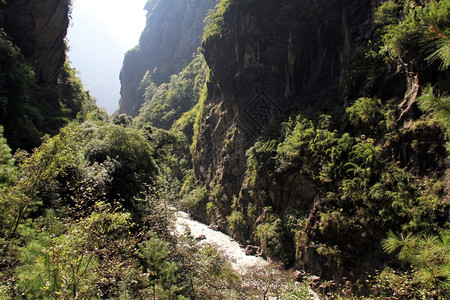 尼泊尔山中狭窄的河流图片