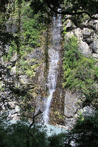 尼泊尔山区瀑布和树木图片