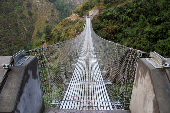 尼泊尔的吊桥和山图片