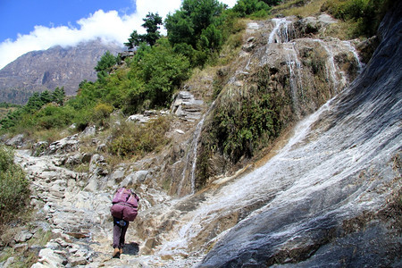 尼泊尔山区瀑布和搬运工图片