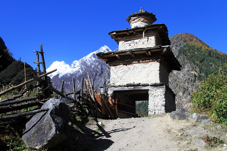 尼泊尔村入口处大门图片
