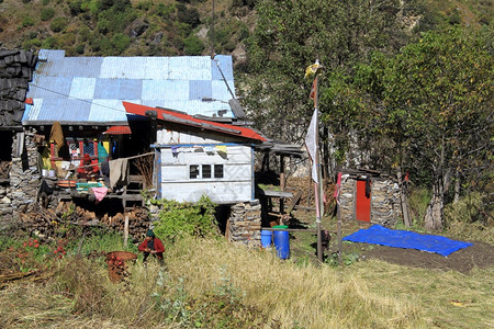 农场房屋和尼泊尔村的两名妇女图片