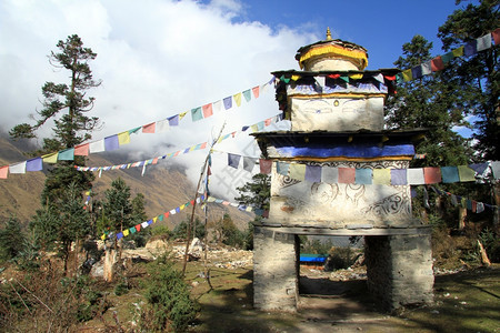 尼泊尔山上村庄和旗帜大门背景图片