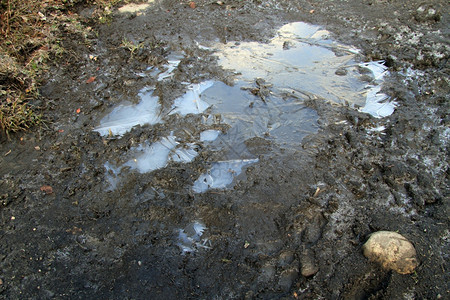 冰在山的泥土路上在谷底的山图片