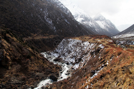 尼泊尔Samdo附近的河流和雪山图片