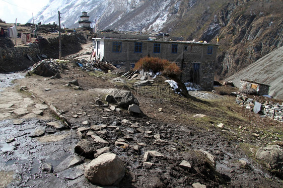 尼泊尔Samdo的石头屋和泥土在Samdo街上图片