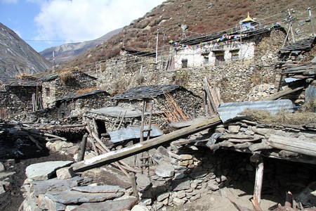 尼泊尔Samdo街上的旧石块房屋背景图片