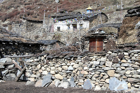 尼泊尔Samdo的佛教寺庙和房屋图片