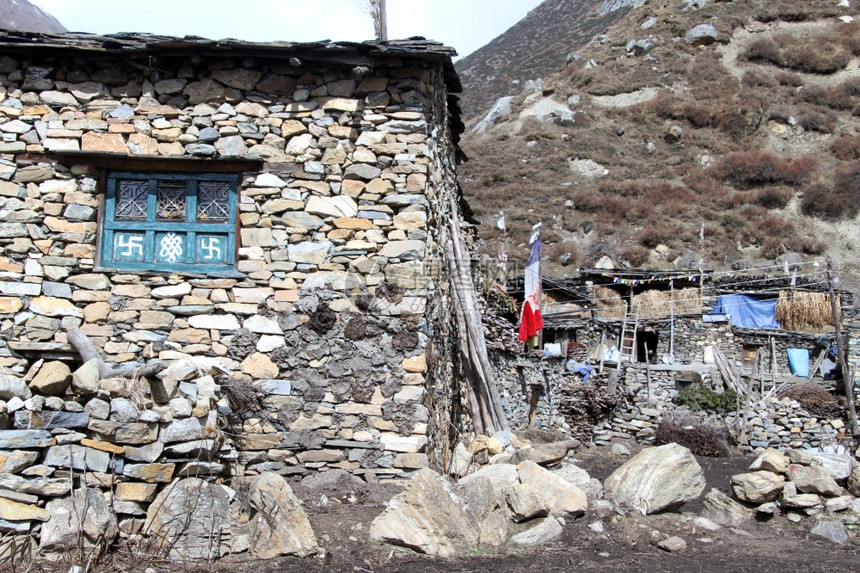 尼泊尔Samdo村的石头建筑图片