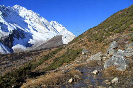 尼泊尔马纳斯卢山坡脚和河流图片