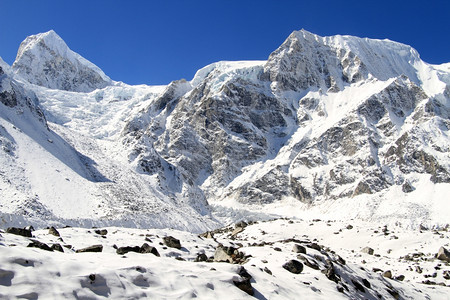 尼泊尔Manaslu山的雪峰图片