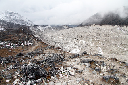 尼泊尔拉克通行证附近的冰川和山区图片