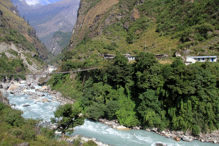 尼泊尔村附近和吊桥图片