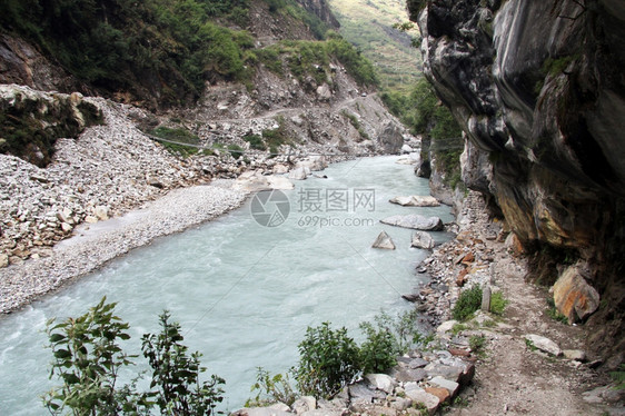 尼泊尔Tal附近山区河和岩人行道图片