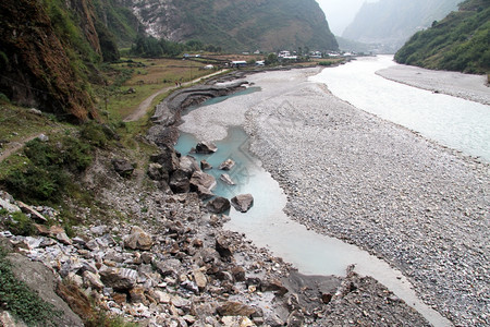 尼泊尔Annapurna足迹上的Tal带山河宽谷图片