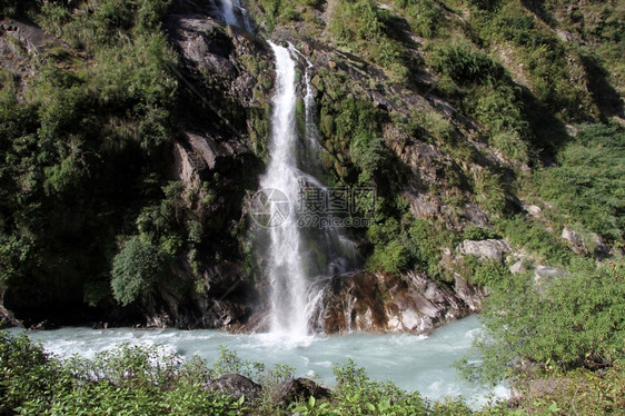 尼泊尔山岩和河流的瀑布图片