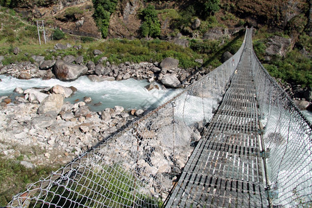 尼泊尔山区的吊桥和河流图片