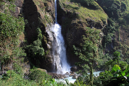 尼泊尔山中小型瀑布和岩石图片