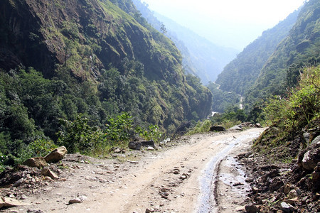 Nepal山上靠近河流的泥土路图片