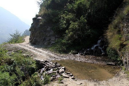 岩石和道路水坑图片