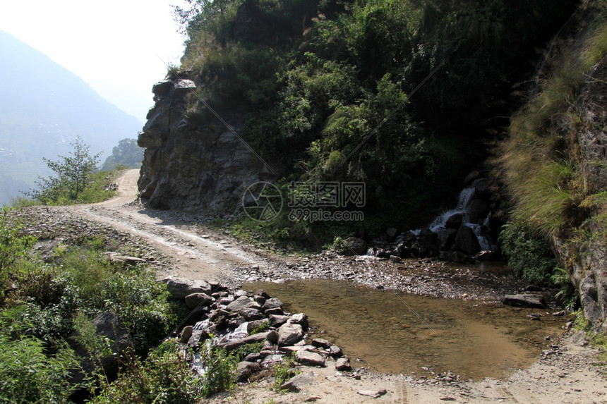 岩石和道路水坑图片