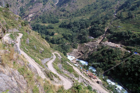 尼泊尔山区泥土路和发电站的建设图片