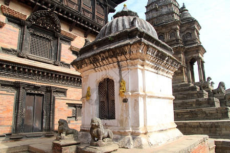 尼泊尔Bhaktapur的Durbar广场上的宫殿和庙宇图片