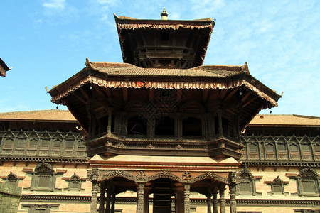 尼泊尔BhaktapurDurbar广场宫附近的塔屋顶图片