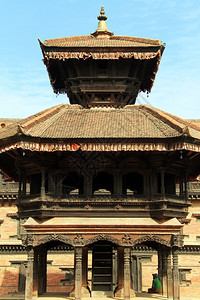 在尼泊尔Bhaktapur的Durbar广场配有木屋顶的塔图片