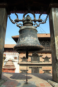 尼泊尔巴克塔普尔杜巴尔广场上的大铜钟图片
