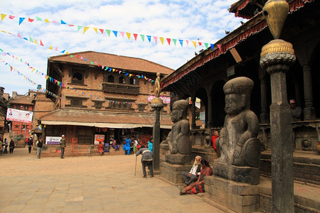 尼泊尔Bhaktapur广场寺庙入口附近的雕像图片