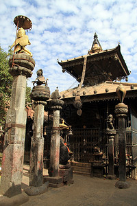 尼泊尔Bhaktapur寺庙附近柱子上的雕像图片