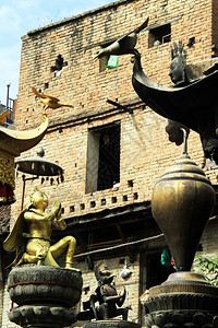 尼泊尔巴克塔普尔寺庙附近的纳拉扬神铜像图片