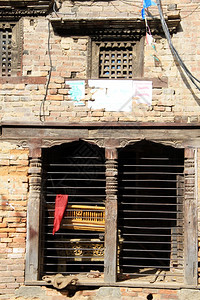 尼泊尔Bhaktapur房屋的窗户和砖墙图片