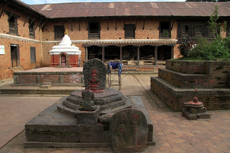 尼泊尔巴克塔普尔附近的樟古恩拉扬神庙内院中的神龛图片